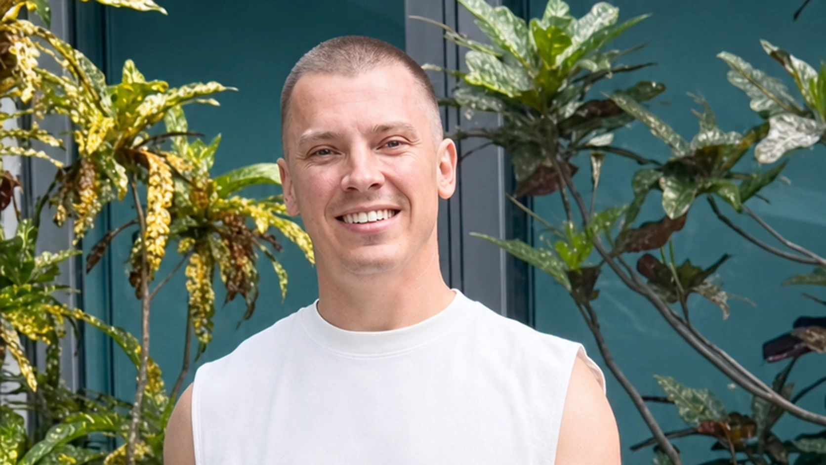 Dopamine Steps host reaching overhead during a no-jumping workout
